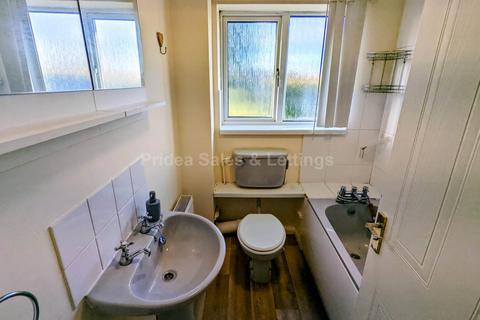 3 bedroom semi-detached house to rent, Ridgewell Close, Lincoln