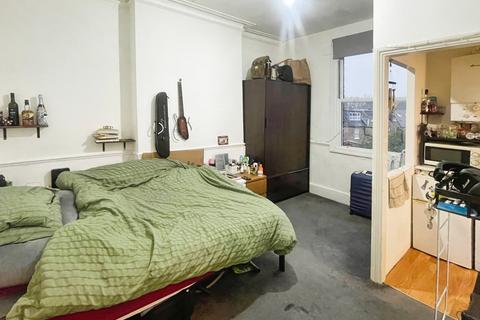 Studio to rent, Thurlow Park Road Dulwich SE21