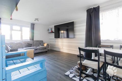 2 bedroom flat for sale, Rose Acre, Basildon SS14
