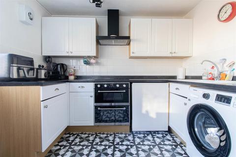 2 bedroom flat for sale, Rose Acre, Basildon SS14