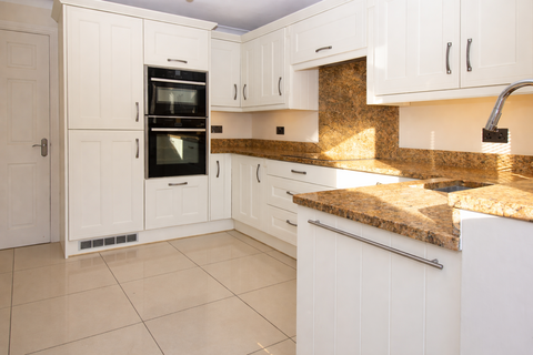 2 bedroom bungalow to rent, Penrith Road, RM3