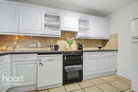 3 bedroom end of terrace house for sale, Murray Road, CHERTSEY