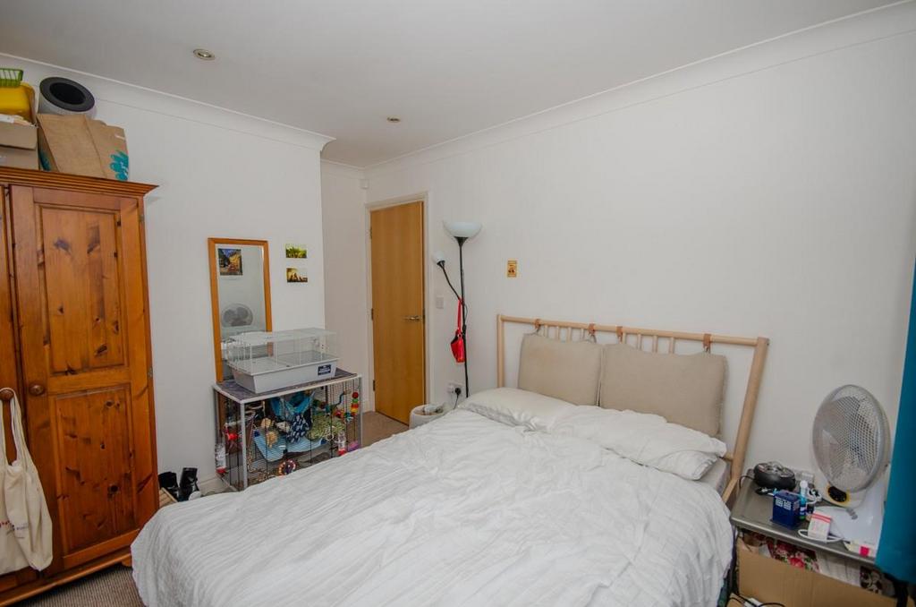 Bedroom 1 pic 2.jpg