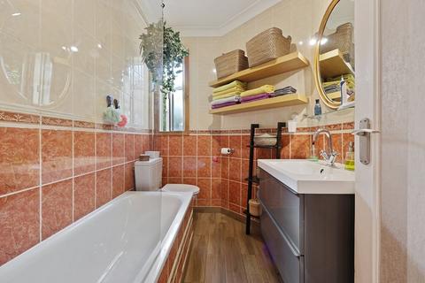 2 bedroom ground floor flat for sale, Neasden Lane, London, NW10