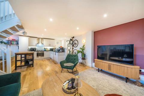 2 bedroom flat for sale, Loughborough Road, London SW9