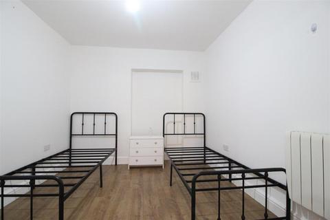 3 bedroom apartment to rent, St. Mary Road, London E17