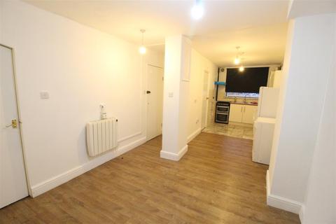 3 bedroom apartment to rent, St. Mary Road, London E17