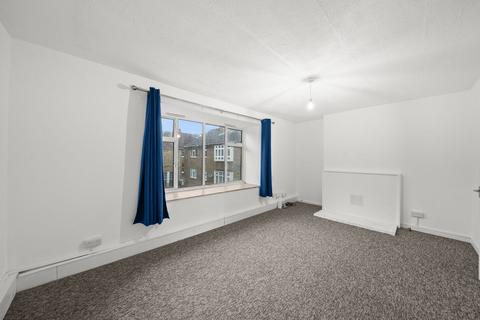 3 bedroom apartment to rent, Chatsworth Road, NW2