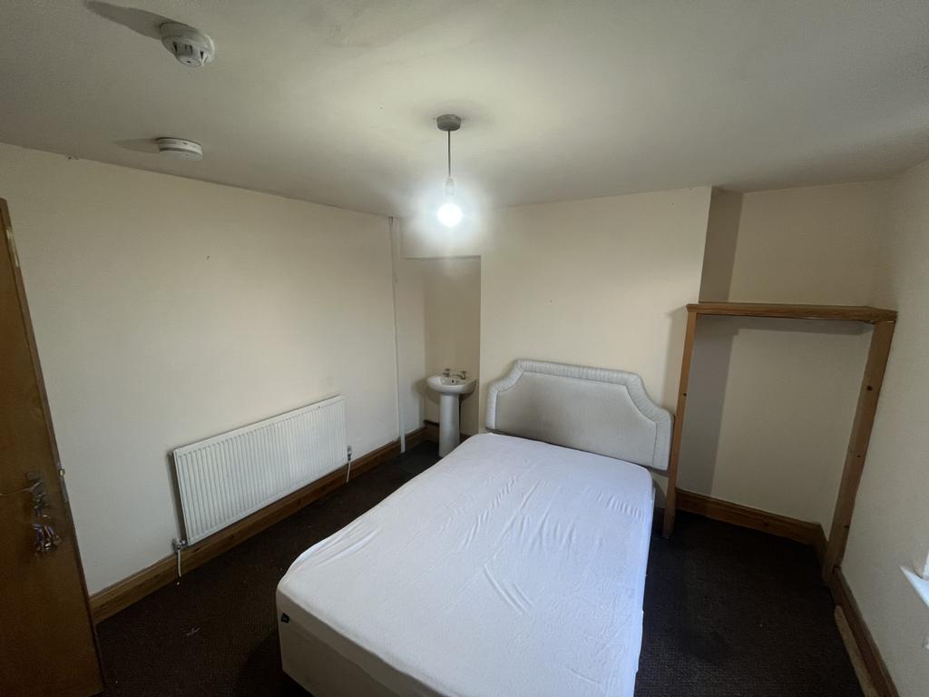 Room 4, 252 Aqueduct Street