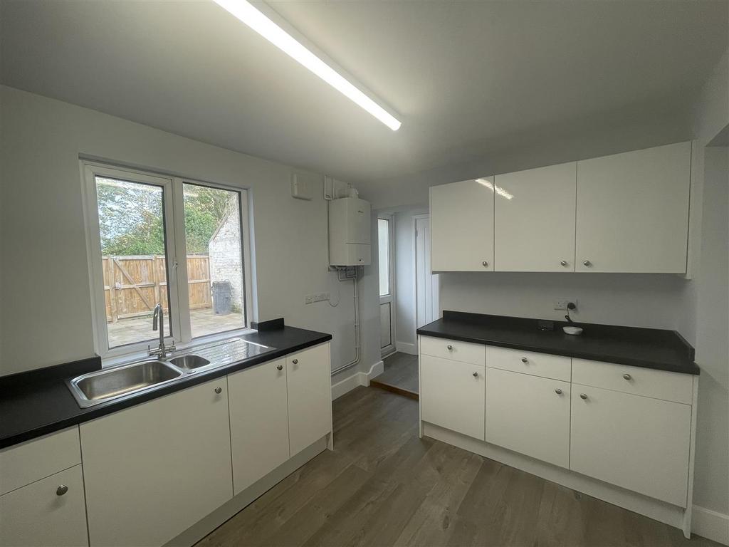 Kitchen 2.jpg