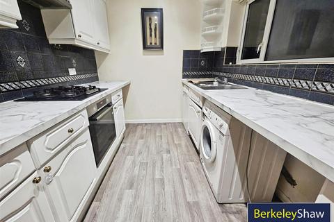 3 bedroom semi-detached house to rent, Malham Close, Southport