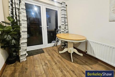 3 bedroom semi-detached house to rent, Malham Close, Southport