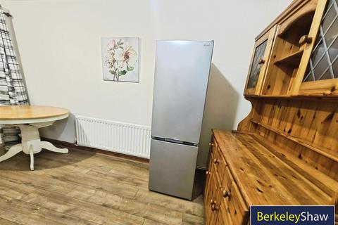 3 bedroom semi-detached house to rent, Malham Close, Southport