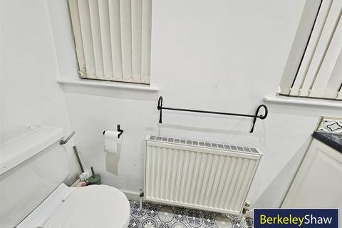 3 bedroom semi-detached house to rent, Malham Close, Southport