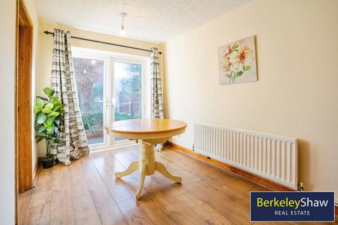 3 bedroom semi-detached house to rent, Malham Close, Southport