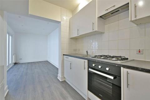 3 bedroom flat to rent, Dyne Road, Brondesbury Park