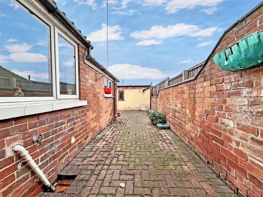 Low-Maintenance Rear Courtyard 063