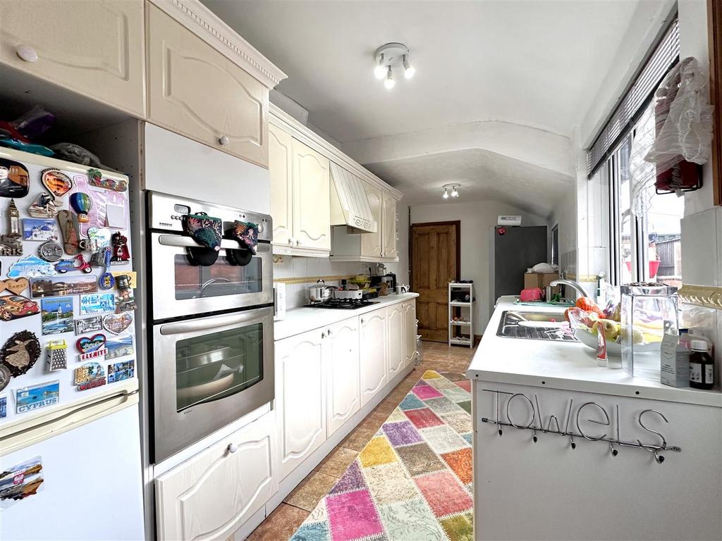 Spacious Kitchen 031