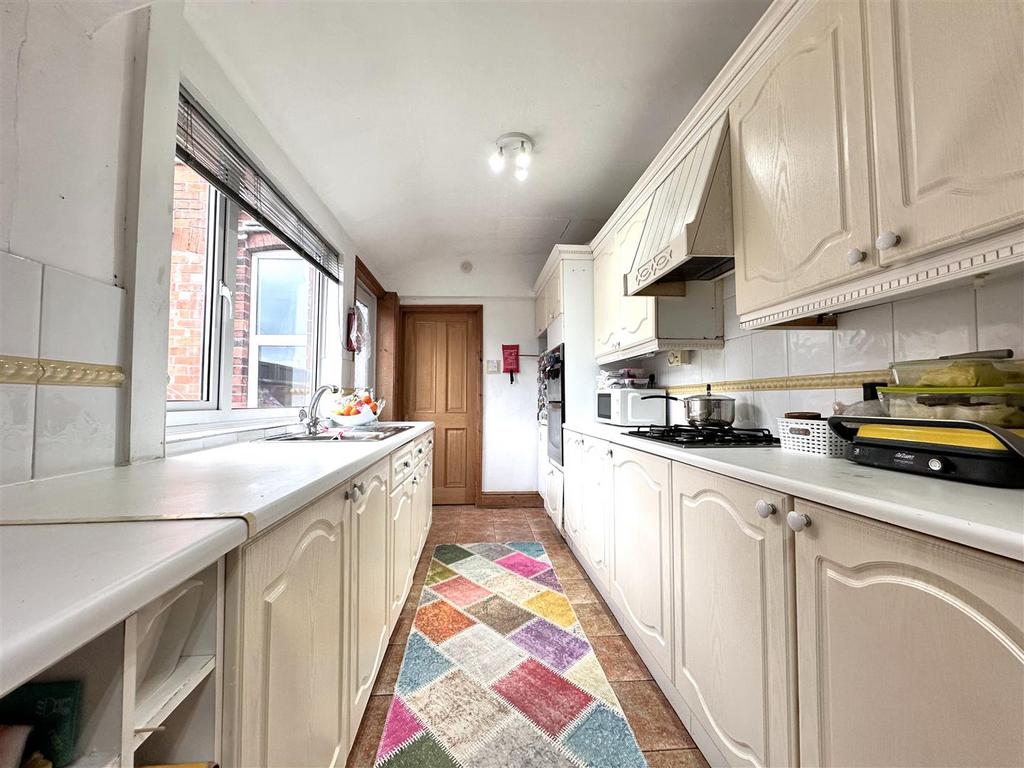 Well-Appointed Kitchen Space 040