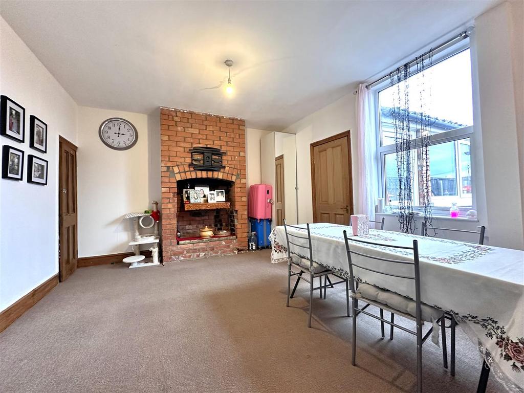 Generous Dining Room 046