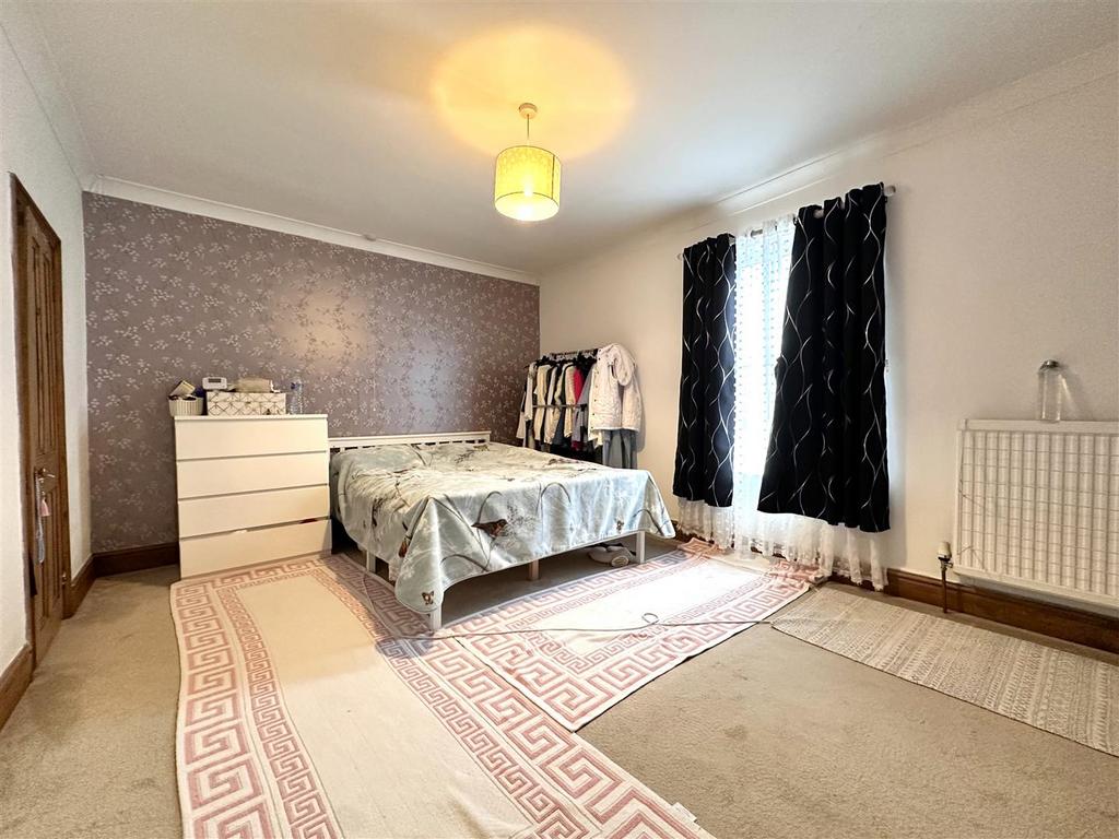 Master Bedroom 013