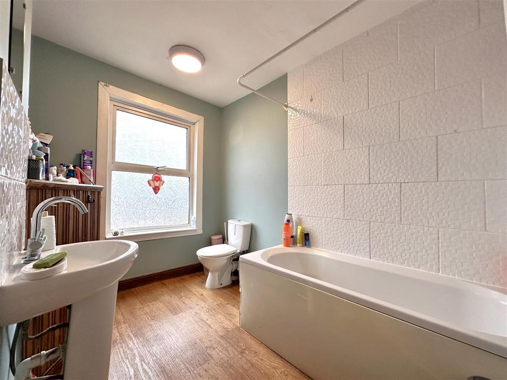 First Floor Bathroom 019