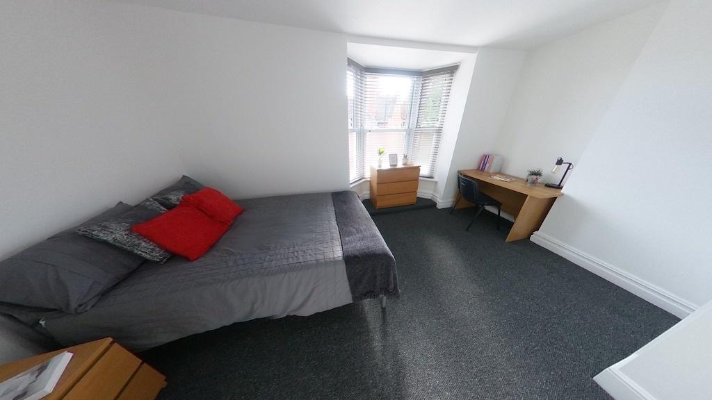 Bright, well-presented bedroom with a double be...
