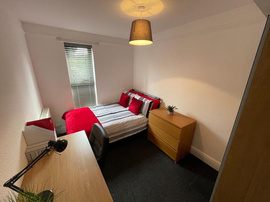 Bright, neatly presented single bedroom with a ...