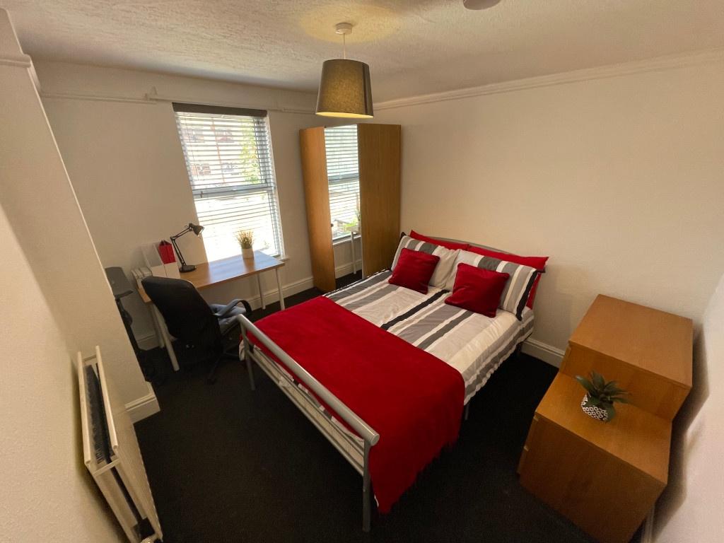 Bright, neatly presented double bedroom with a ...