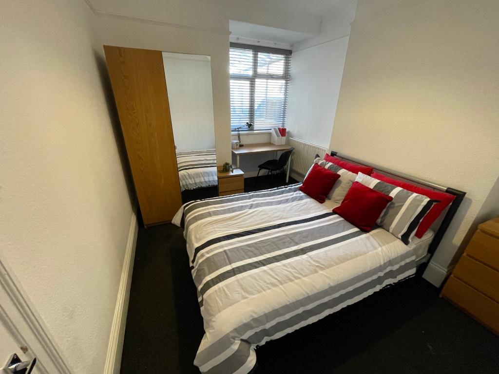 Bright, neatly presented double bedroom with a ...