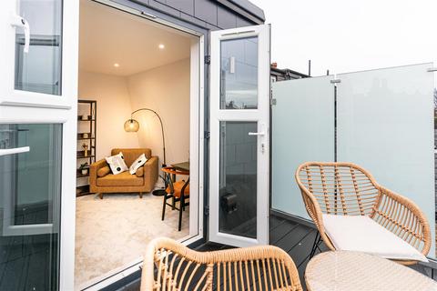 3 bedroom flat for sale, Trewint Street, London