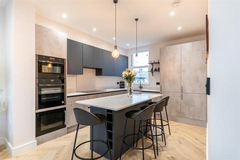 3 bedroom flat for sale, Trewint Street, London