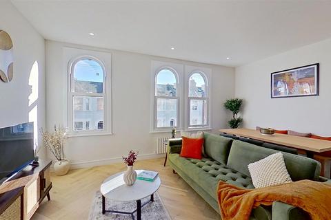 3 bedroom flat for sale, Trewint Street, London