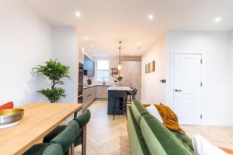 3 bedroom flat for sale, Trewint Street, London