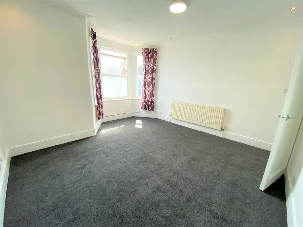 2 bed first floor maisonette to rent Kingswood Ro