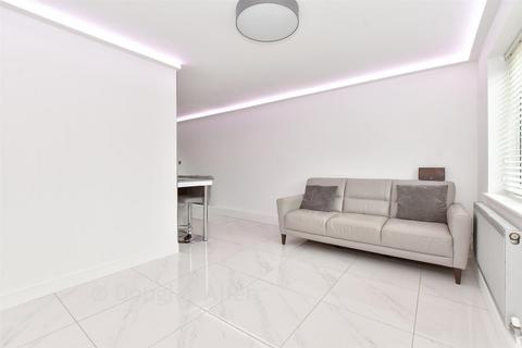 1 bedroom ground floor maisonette for sale, Lorrimore Close, Billericay, Essex