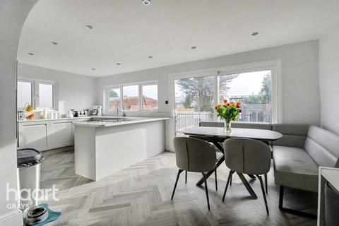 undefined, Lenmore Avenue, Grays