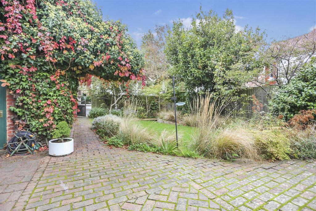 18 Langdale Road ext2.jpg