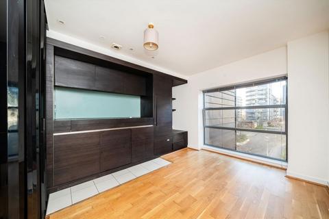 Studio to rent, Great West Road, Brentford TW8