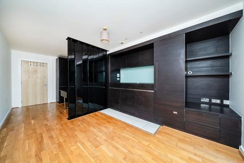 Studio to rent, Great West Road, Brentford TW8