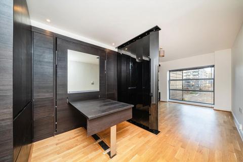 Studio to rent, Great West Road, Brentford TW8