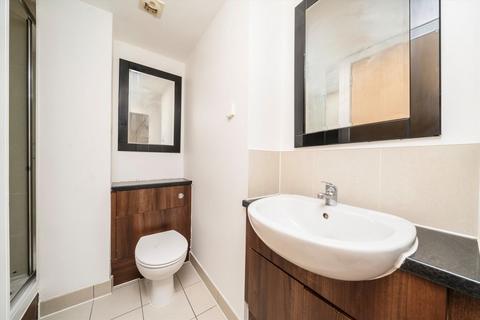 Studio to rent, Great West Road, Brentford TW8