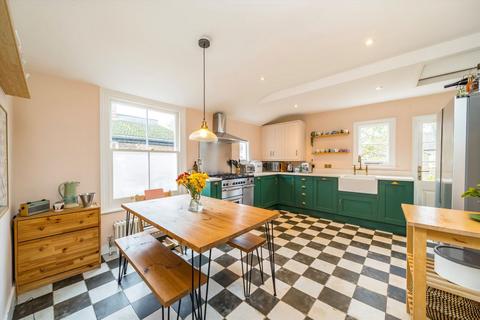 3 bedroom flat for sale, Burnbury Road, London SW12