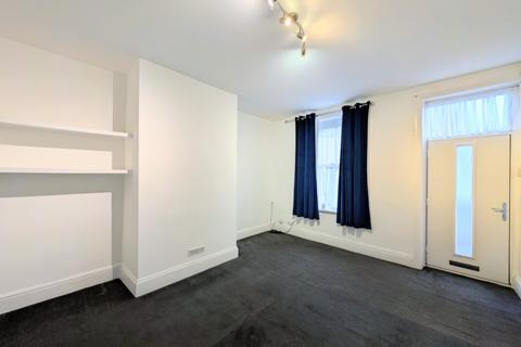 2 bedroom end of terrace house to rent, Fountain Street, Morley, Leeds, West Yorkshire, UK, LS27