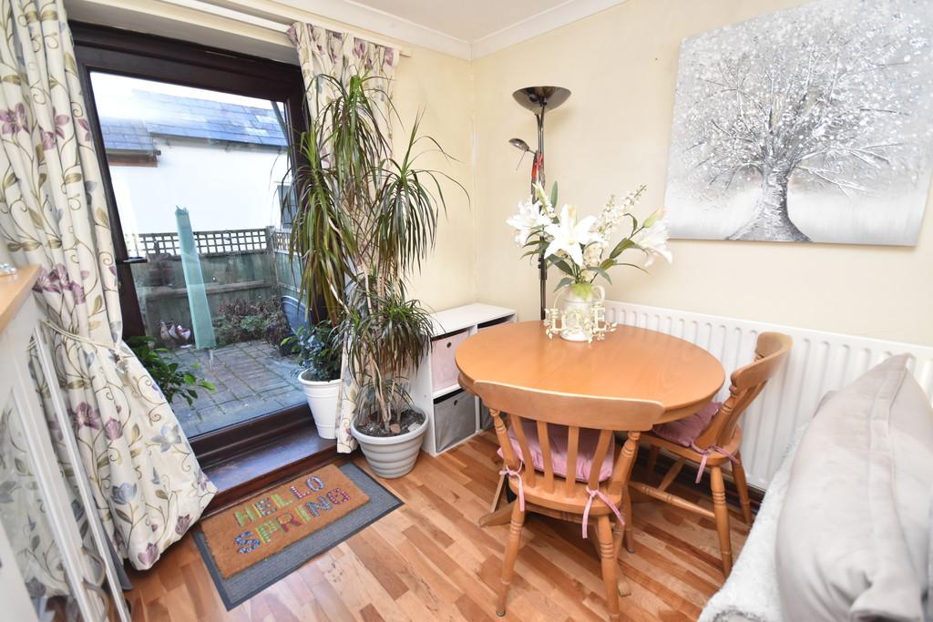 Lounge/Dining Area