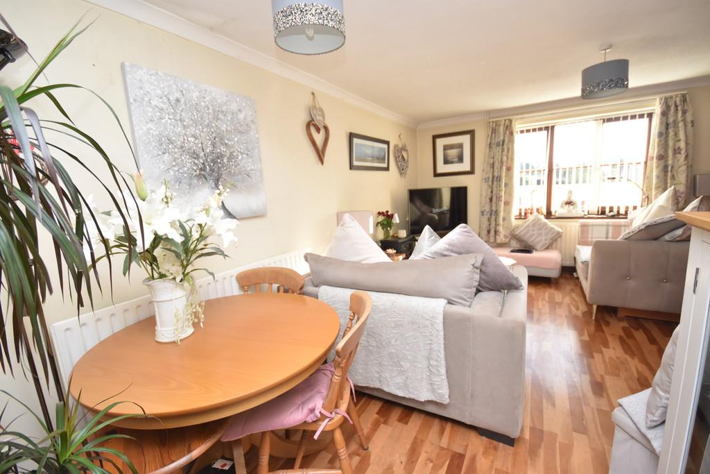 Lounge/Dining Area