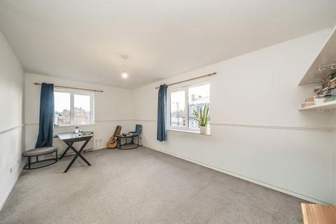 1 bedroom flat to rent, Cairngorm Close, Teddington TW11