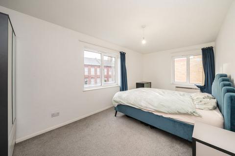 1 bedroom flat to rent, Cairngorm Close, Teddington TW11