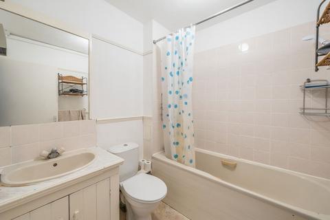 1 bedroom flat to rent, Cairngorm Close, Teddington TW11