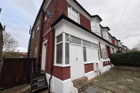 3 bedroom apartment to rent, Sylvan Avenue, London N22